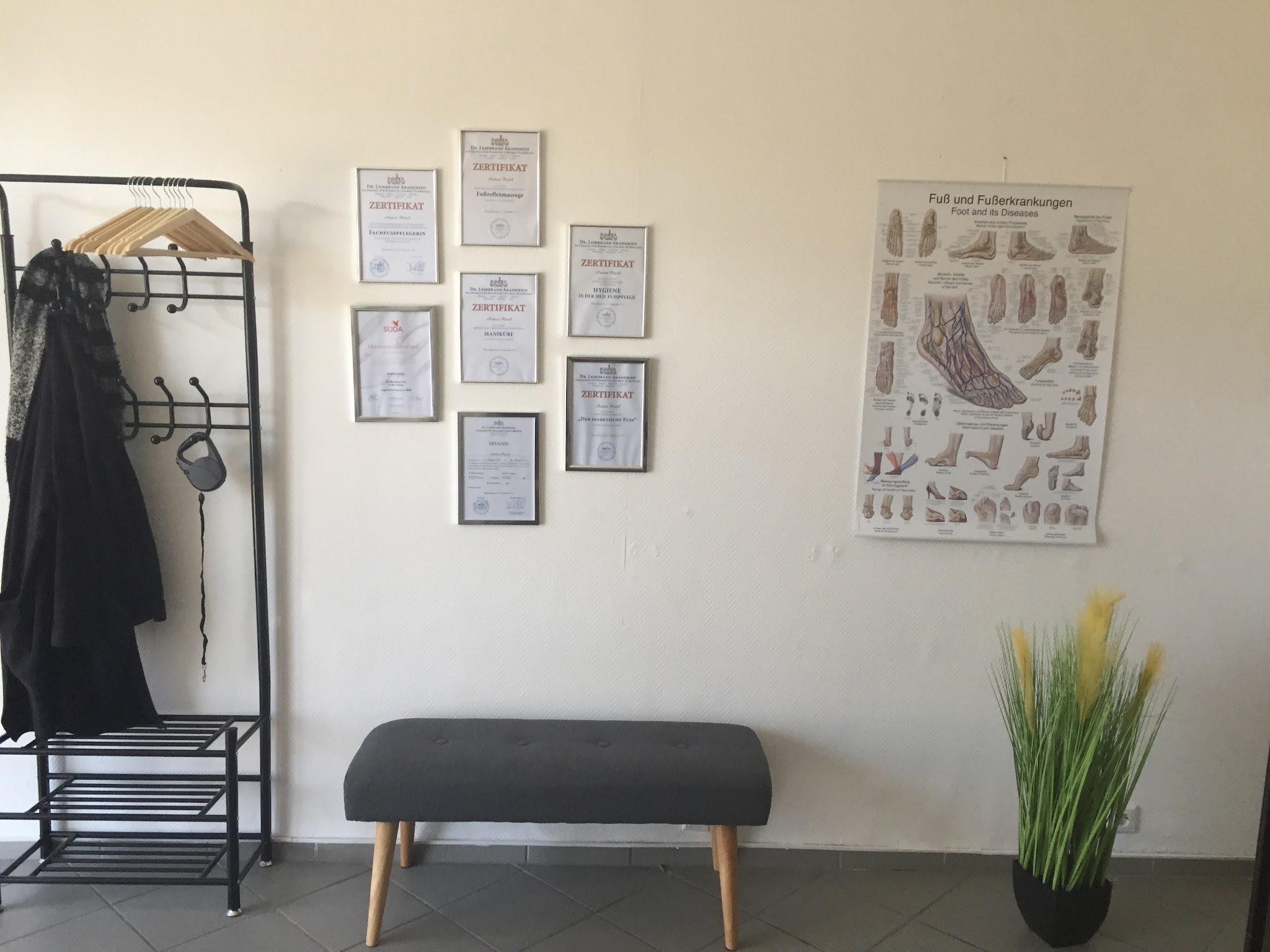 Zertifikate und Fachwissen an der Wand